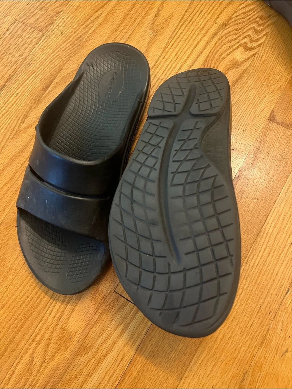 OOFOS Black Recovery Slide Sandals
